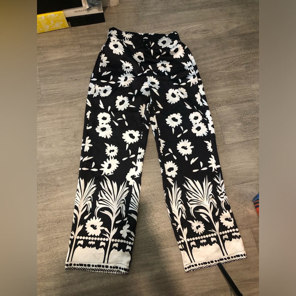 NWT Rachel Zoe Palazzo Pants in a black and white floral satin design S